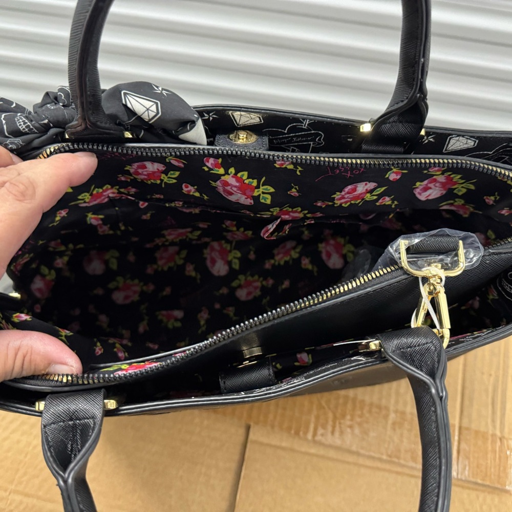 Betsey Johnson NWOT Black Skull Tote - Picture 4 of 5